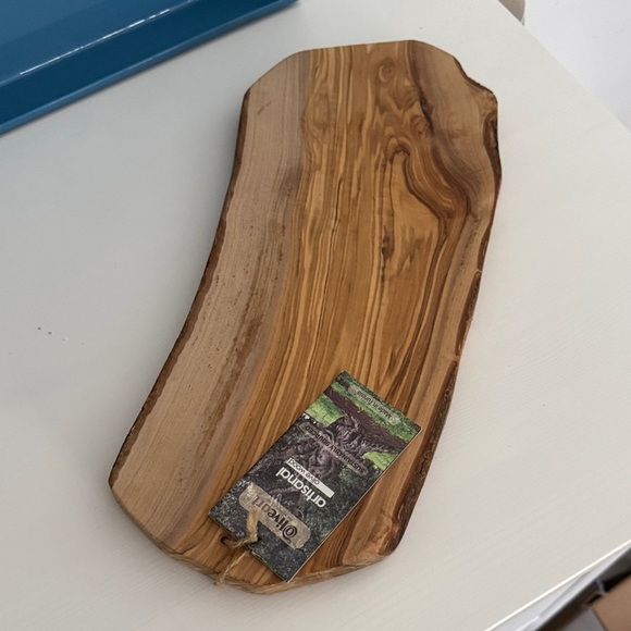 Olive Wood Serving Board with Raw Edge NWT - Picture 4 of 10